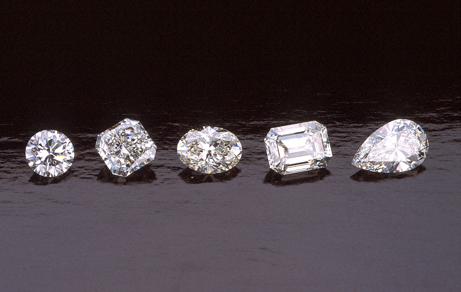 Oval cut diamond